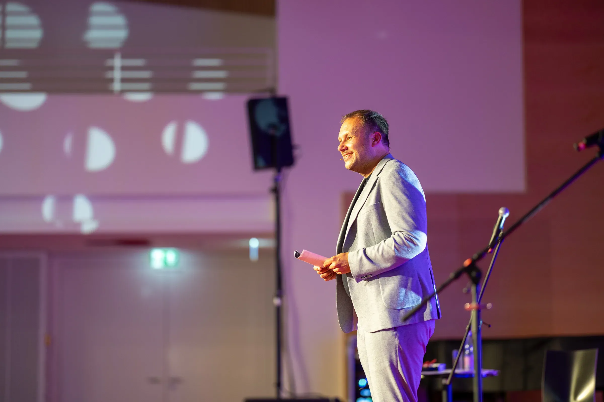 Walter Melcher moderiert ein Event